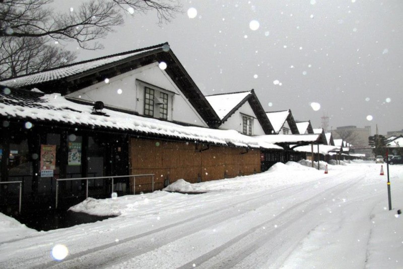 雪の舞う山居倉庫