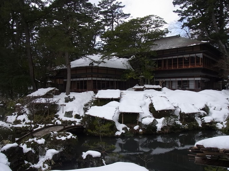 本間氏別邸庭園の雪景色。